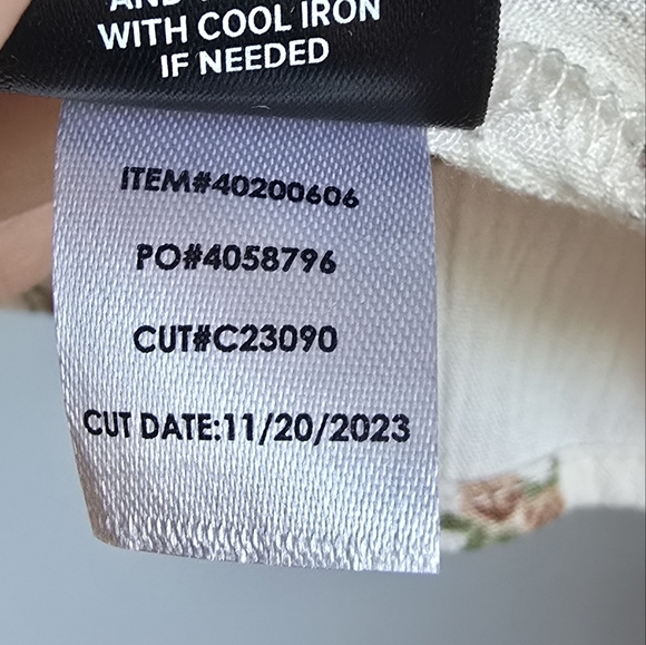 Torrid, Washable Gauze Ivory Ditsy Floral Dew Smocked Yoke Peasant Top SZ 1X - Picture 10 of 12